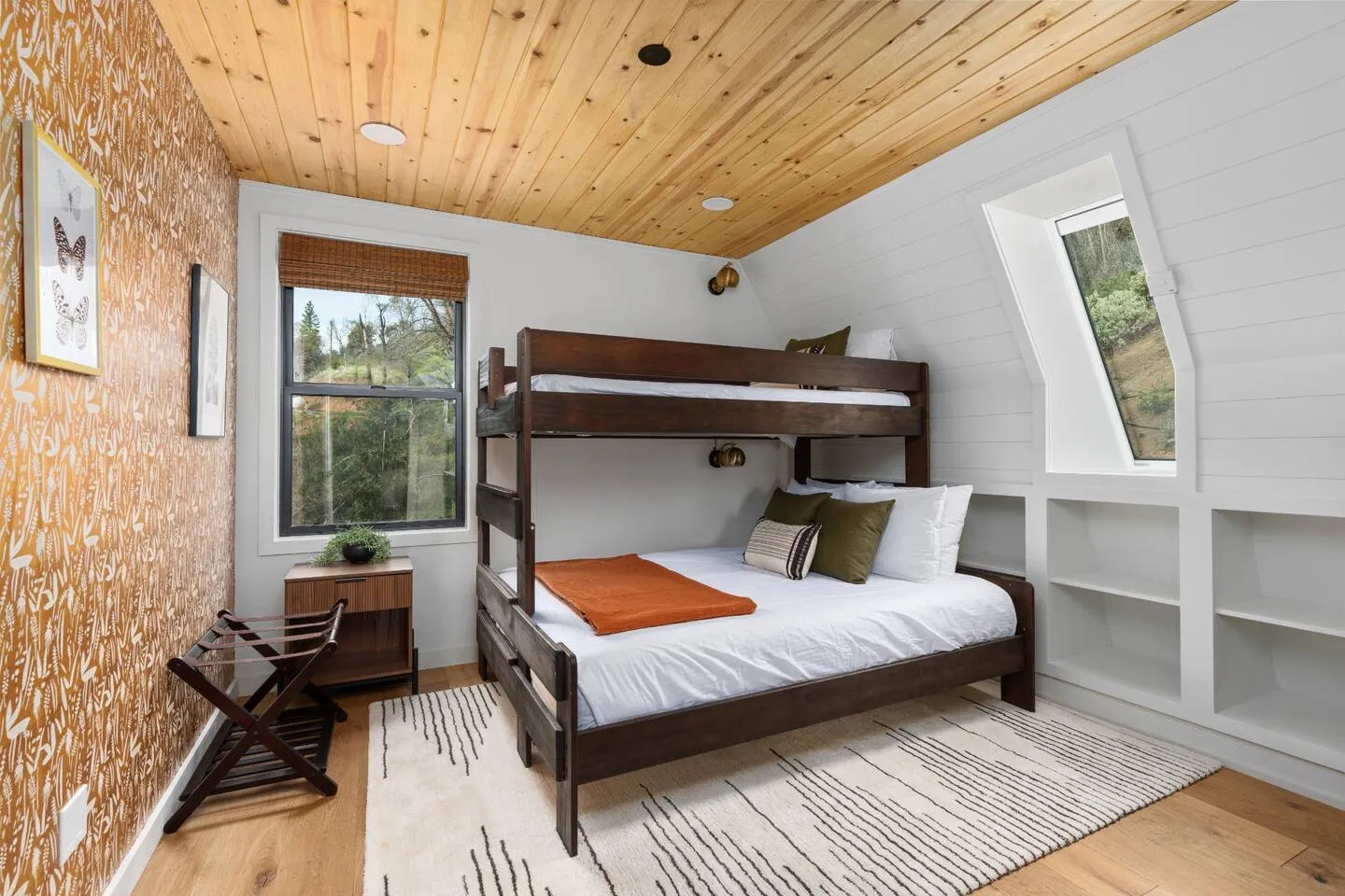Third bedroom with queen-and-twin bunk bed